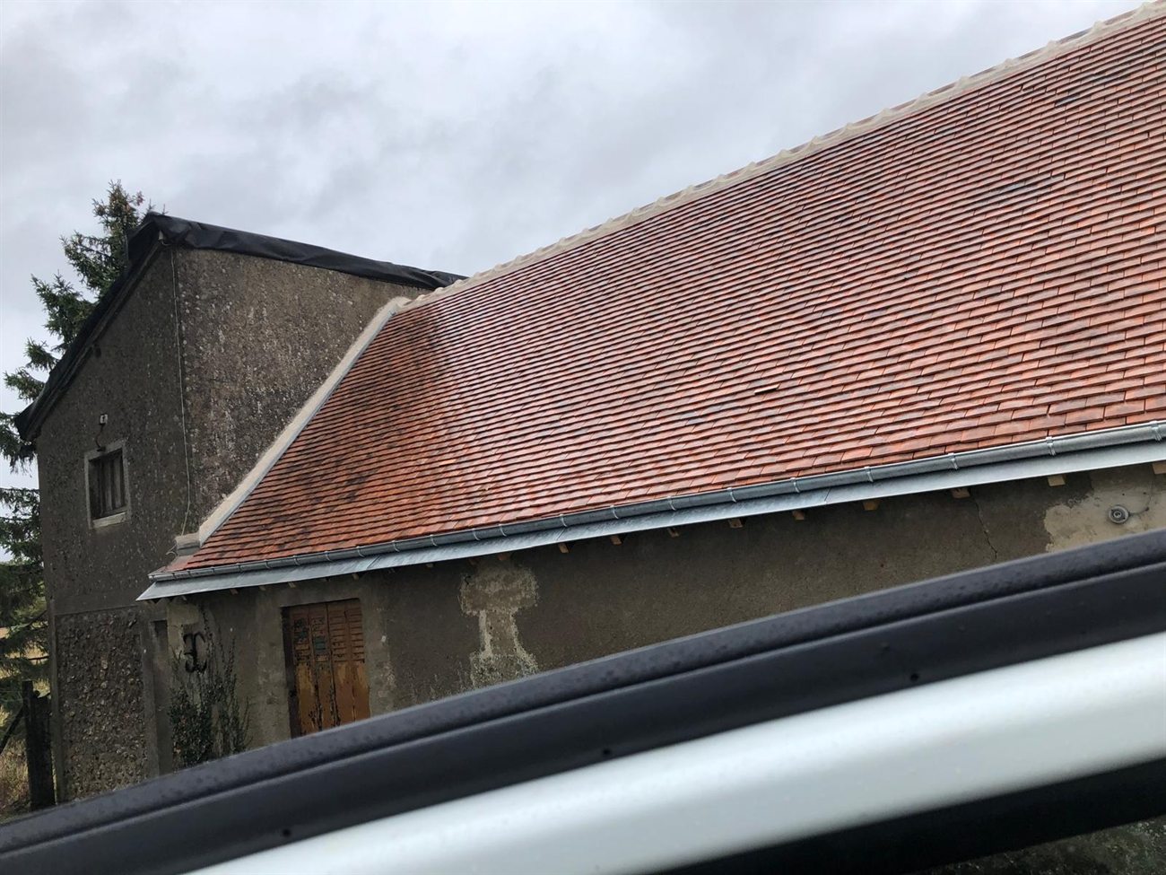 Chantier de couverture en tuiles pour une toiture littorale